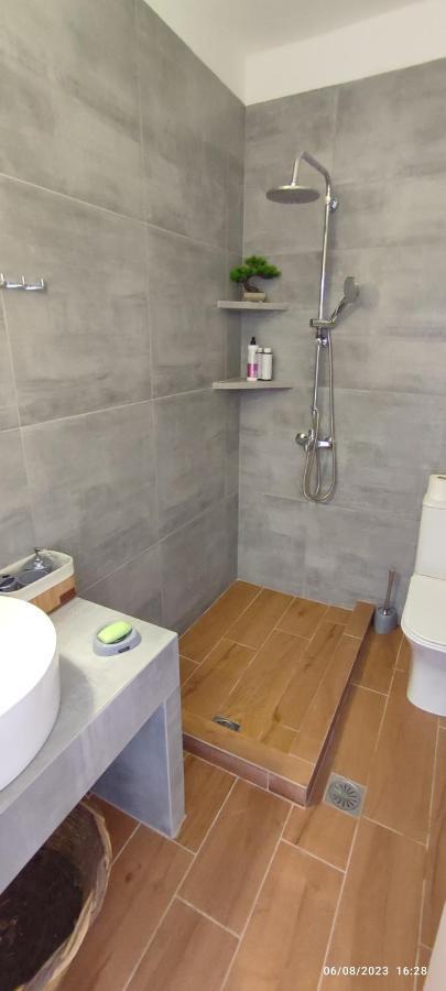 White Lotus Seaside Apartment Kini Екстериор снимка