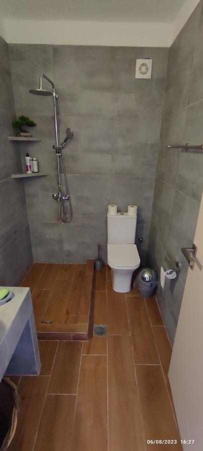 White Lotus Seaside Apartment Kini Екстериор снимка